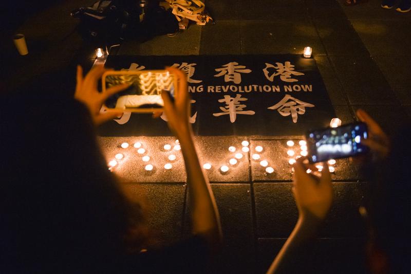 六四31週年，在台北自由廣場舉辦的晚會，現場有許多「光復香港，時代革命」的旗幟。（攝影／林彥廷）