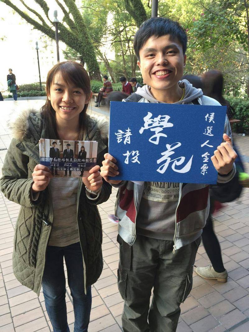 2015年初，《學苑》編輯進行選舉時，江旻諺（右）為自己拉票，左為後來與他一起擔任副總編輯的陳凱螢。（圖片提供／江旻諺）