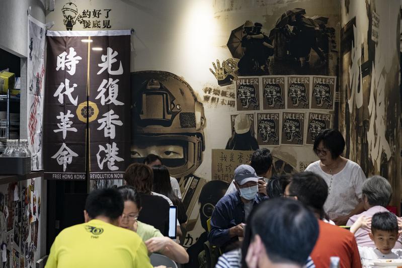 2020年4月19日，保護傘餐廳在台北市區開幕，嘗試以合法工作機會，助流亡港青取得台灣居留權。踏出這第一步之後，尚有二手衣物店等計畫。（攝影／楊子磊）