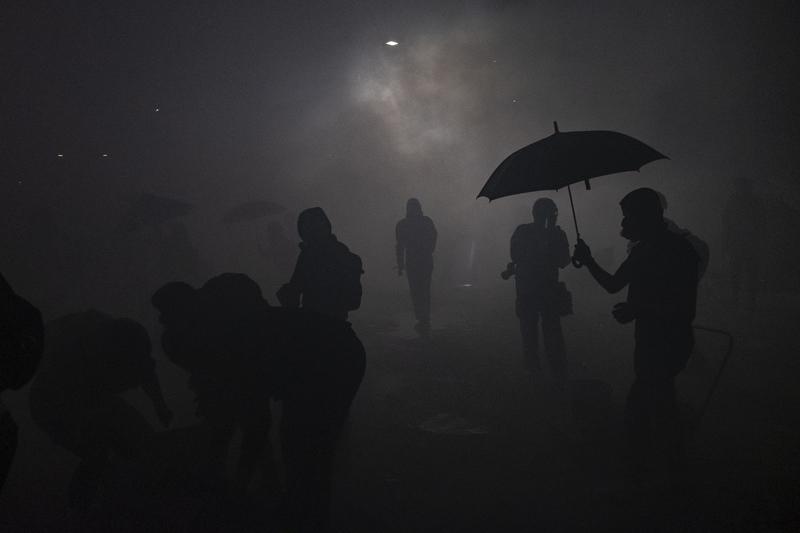 11月12日,香港中文大學攻防戰的夜晚,濃煙之下能見度極低。(攝影/陳朗熹)