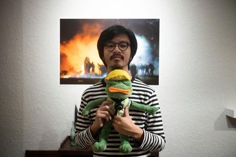 今年5月在台灣舉辦香港反送中攝影作品展的香港攝影師陳朗熹,他手持在運動中被賦予象徵港人新意義的Pepe蛙。(攝影/楊子磊)