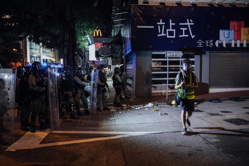 反送中運動現場,進行拍攝工作的陳朗熹。(攝影/余志偉)
