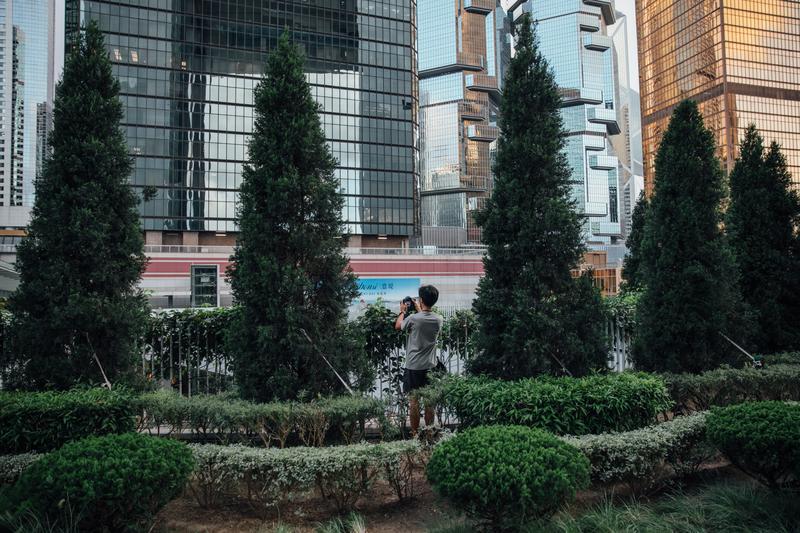 在香港街頭觀察、拍攝示威運動的陳朗熹。(攝影/余志偉)