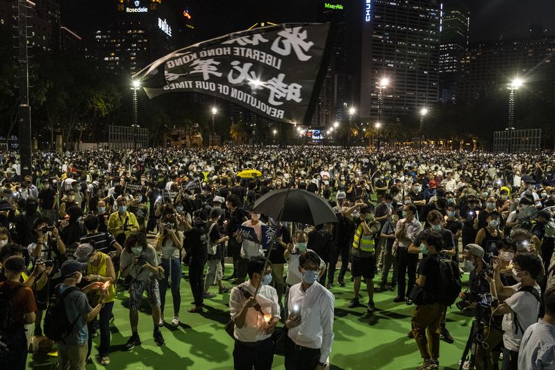 不畏限聚令的六四：萬名港人點起遍地燭光，台灣自由廣場3千人跨海呼應