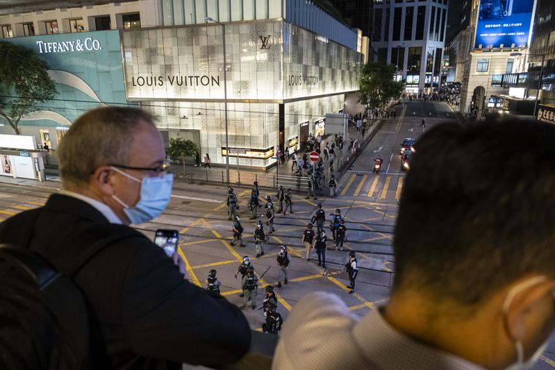 港警在街頭部署，準備截查驅離參與遊行的民眾。（攝影／陳朗熹）