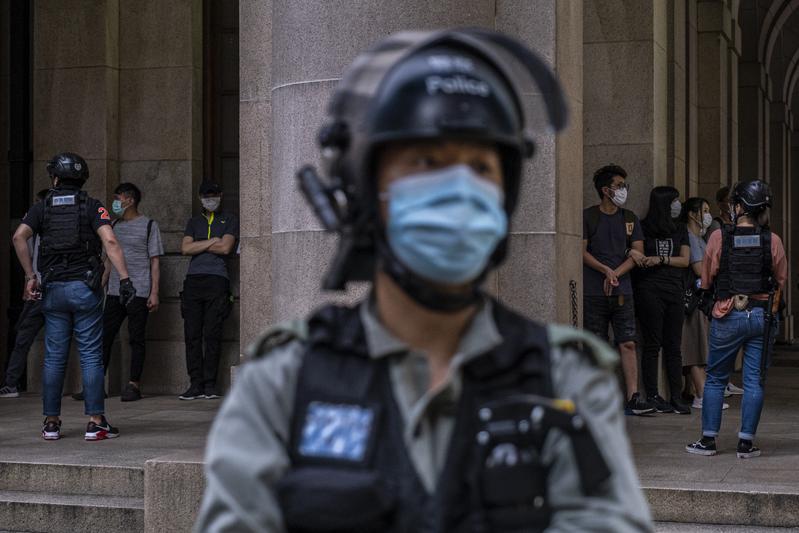 港警在遮打花園周圍部署警力，從下午6點左右開始在現場拉起封鎖線截停並搜查路過的民眾。（攝影／陳朗熹）