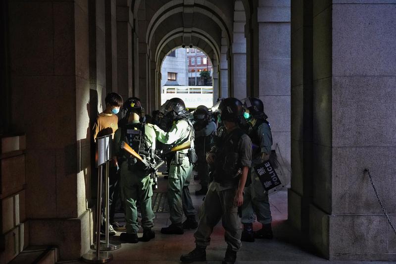 港警在遮打花園周圍搜查路過的民眾。（攝影／劉貳龍）