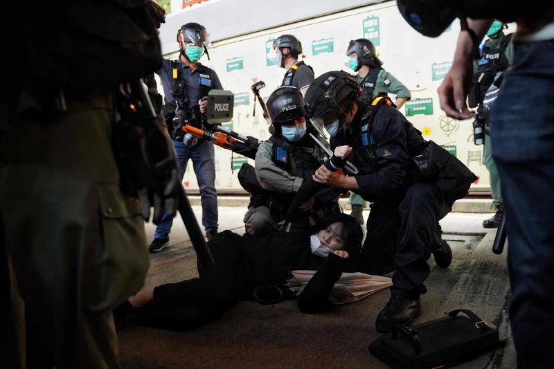 防暴警察在德輔道中衝鋒，混亂中有數人遭到逮捕。（攝影／劉貳龍）