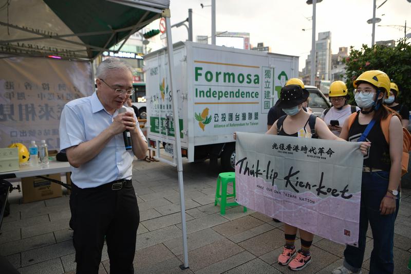 台灣數十個聲援香港反送中團體在西門町舉行步行禱告，響應香港。（攝影／楊子磊）