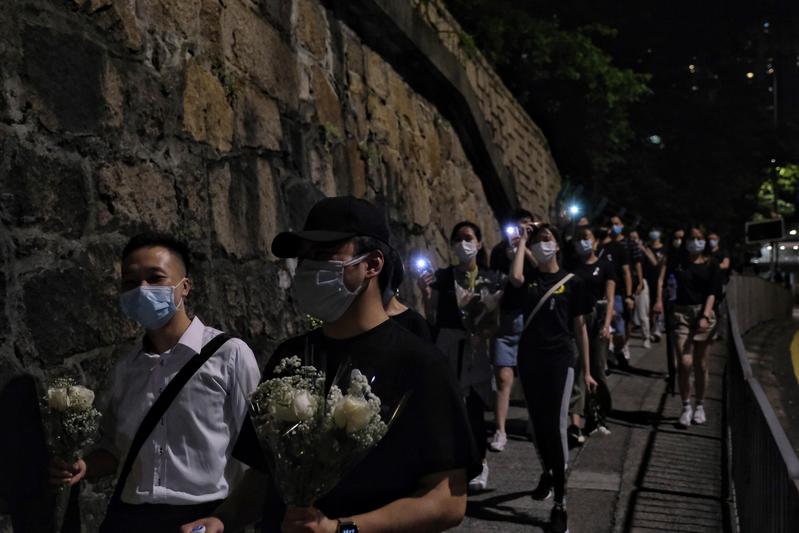 15日下午開始，香港各地都有民眾自發性悼念梁凌杰。（攝影／陳朗熹）