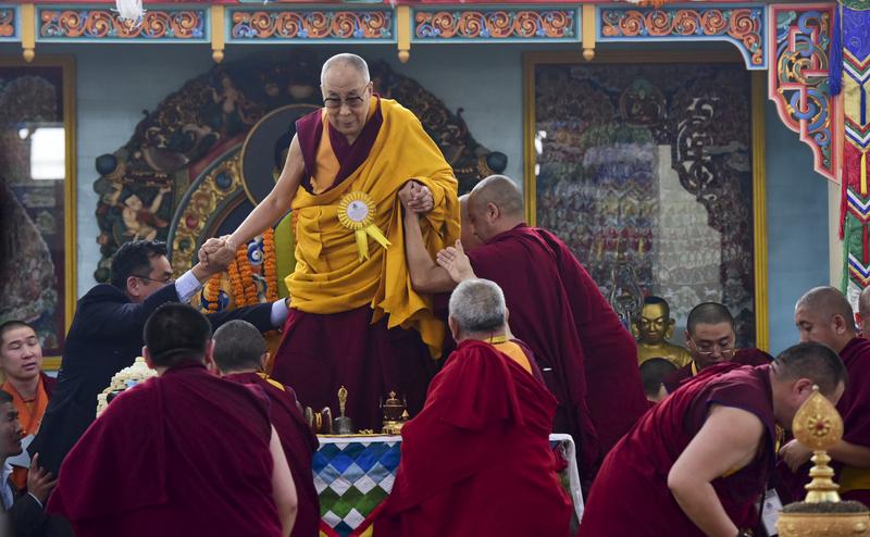 達賴喇嘛於2017年1月9日在印度菩提伽耶舉行的時輪講經上登壇說法。（攝影／AP Photo／Manish Bhandari／達志影像）