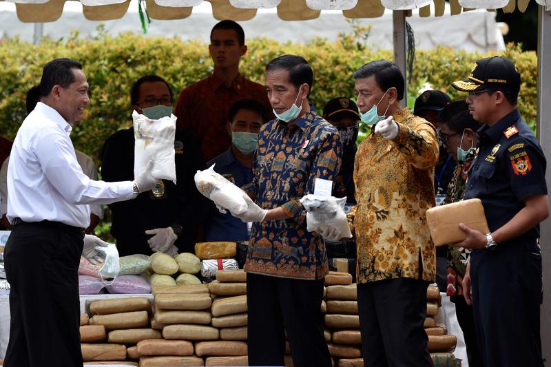 2016年12月6日，印尼總統佐科威（左2）出席雅加達舉行的毒品銷毀儀式。（攝影／REUTERS／Antara Foto Agency／達志影像）
