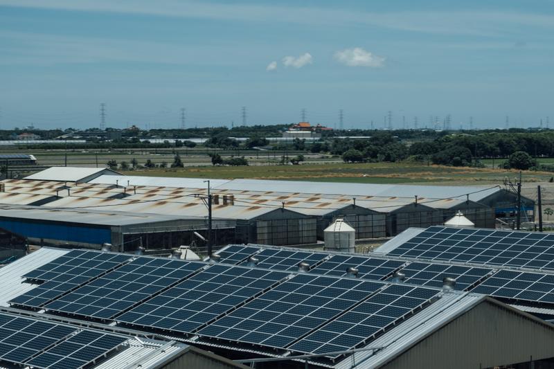 裝置於學校、工廠、禽舍及住家上的「屋頂型」太陽光電原設定3GW為目標，但在社會的大力支持下，至2019年底已累積裝設約3.4GW，提前6年達標。（攝影／余志偉）