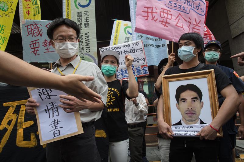 希望職工中心和台灣國際勞工協會於7月22日召開「無良雇主，逼死移工記者會」，他們希望勞動部要提出具體改善措施，且建立職災墊償制度。（攝影／吳逸驊）