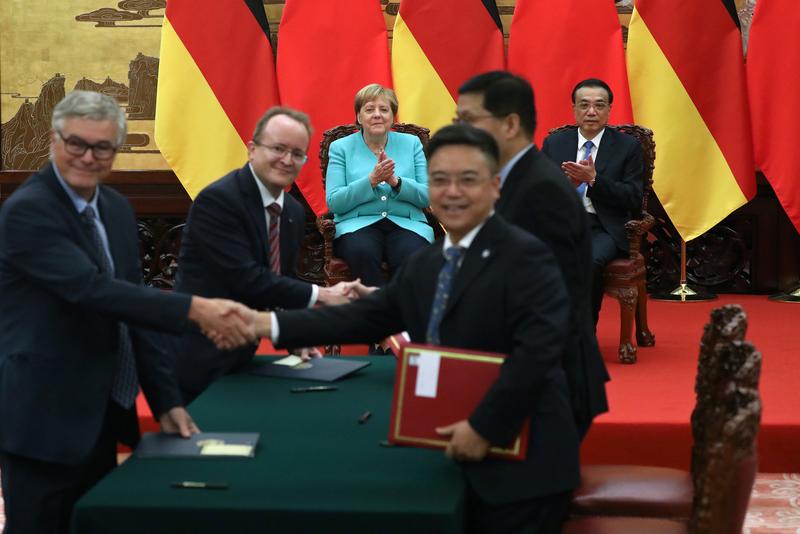 2019年9月，德國總理梅克爾（Angela Merkel，後排左）與中國國務總理李克強（後排右）共同出席一項協議簽訂儀式。（攝影／REUTERS／Andrea Verdelli／達志影像）