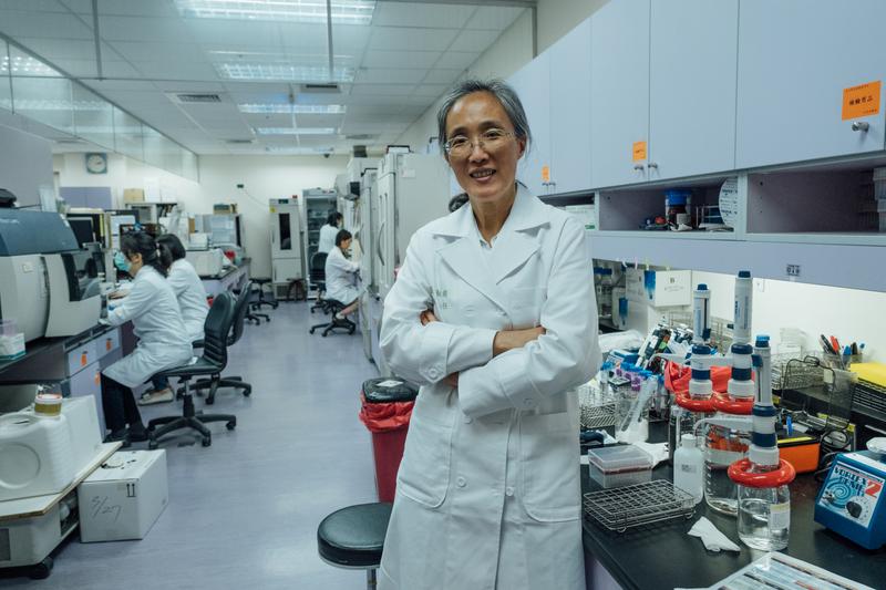 是疾病「偵探」、也是「養病毒」專家──台灣第一個養出新冠病毒的張淑媛教授