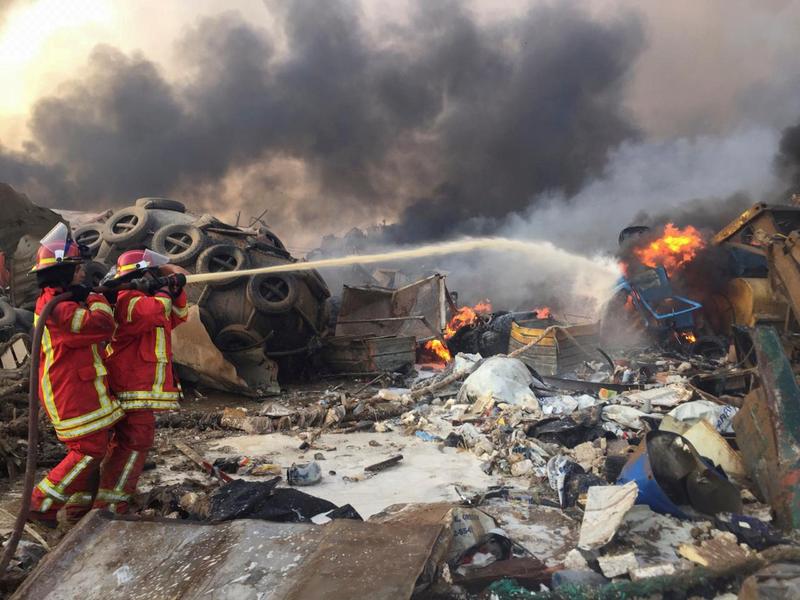 貝魯特爆炸事故發生後，進入災區滅火的消防隊員。（攝影／REUTERS／Mohamed Azakir／達志影像）