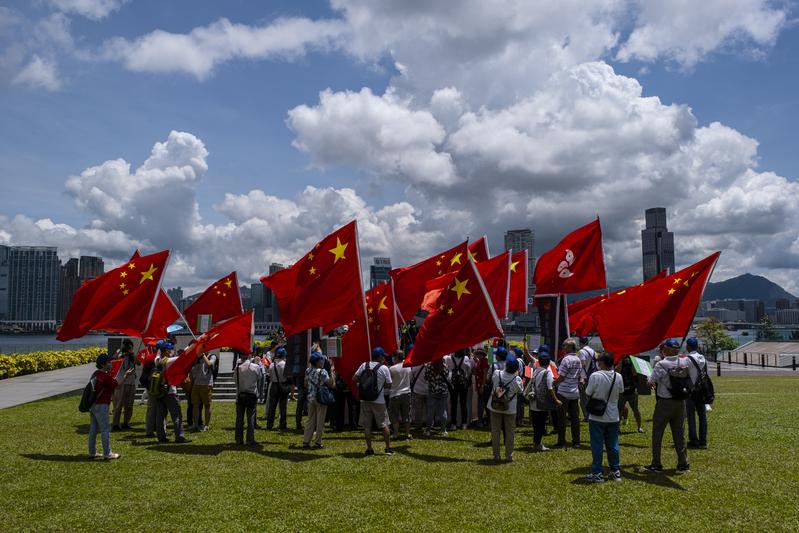 香港教育局局長楊潤雄近日表示，局方會為教師提供更多培訓，讓教師多理解身分認同的問題，以及維護國家安全的責任；對於一些不專業的教師，嚴重者會考慮取消教師註冊。外界擔心這樣演變下去，日後會衍生更多舉報潮。圖為支持香港《國安法》人士集會。（攝影／陳朗熹）