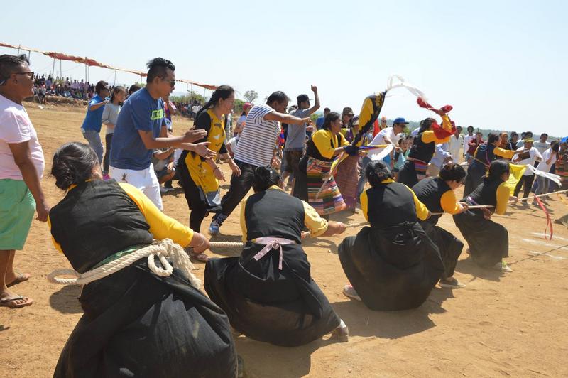 2017年2月，在多古嶺的藏人安置區舉辦文化節，社區居民身著傳統服飾進行競賽。（圖片來源／「重新構想多古嶺藏人安置區」Reimagining Doeguling 臉書）