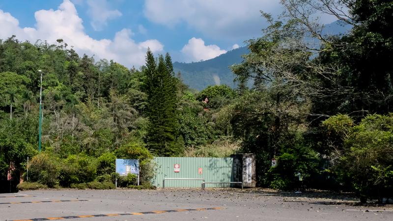 日月潭孔雀園建於1968年，飼養約200餘隻白、藍、綠孔雀，及台灣藍鵲、長尾雉、白冠雞等鳥類，並設有蝴蝶博物館。自2016年封園後，孔雀園大門寥落至今。（攝影／曾以寧）