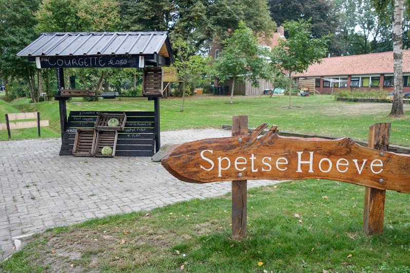 戒癮之家「Spetse Hoeve」有佔地廣大的農地及牧場，平時多出來的農產品，就放在入口處的誠實商店，供附近居民自行付費購買。（攝影／詹惠雅）