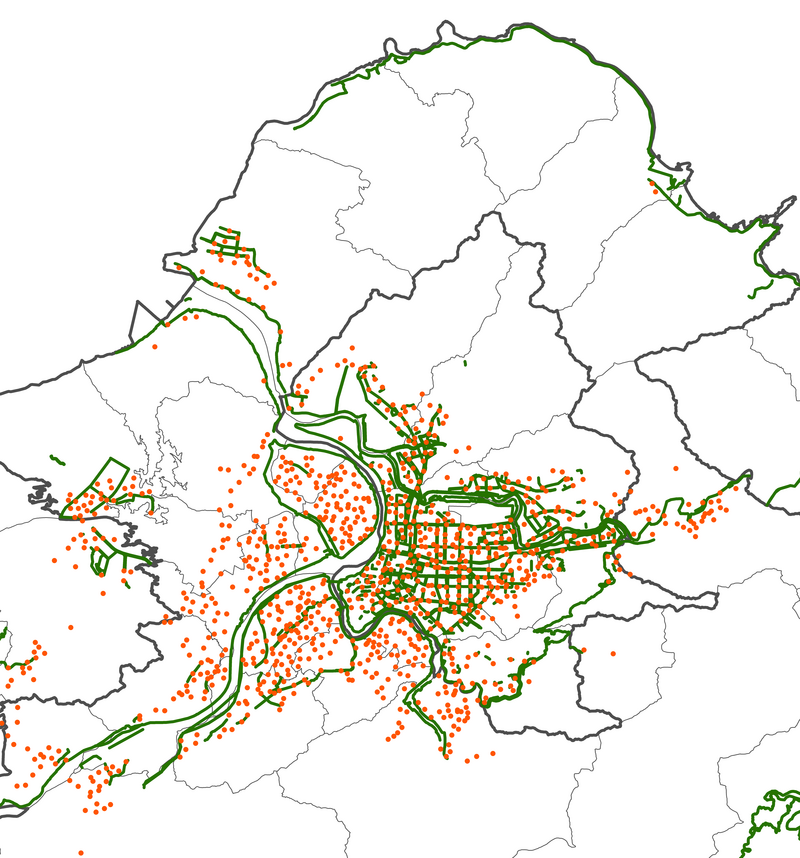 大台北公共自行車站點（橘）與自行車道（綠）分布地圖。（製圖／黃瑋程）