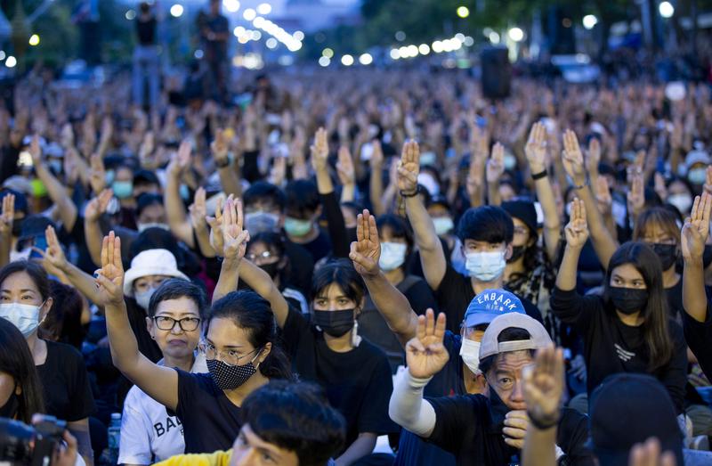 政治書籍、民主社團遍地開花，「街頭外的學運」啟蒙泰國新世代