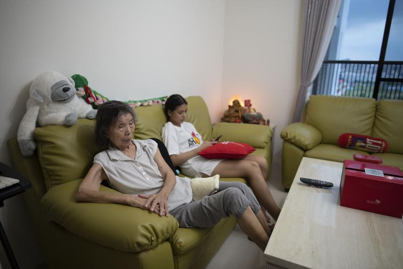 大鋼牙拆除的，是陳秌沛年逾8旬母親陳麗珠（左）將近一生的記憶。（攝影／楊子磊）