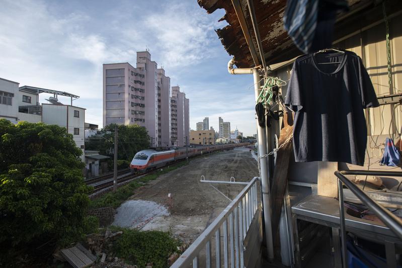 今年7月，從南鐵最後拒遷戶之一黃春香家的陽台向外望去，原有的住宅已成一片空地。（攝影／楊子磊）