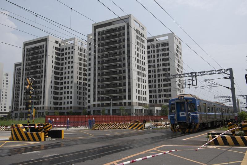 位於台南市東區、一樣緊鄰目前鐵路的「鐵路地下化專案照顧住宅」（又稱安置宅），2013年規劃、2017年完工，讓反南鐵東移抗爭者內部開始產生變化。（攝影／楊子磊）