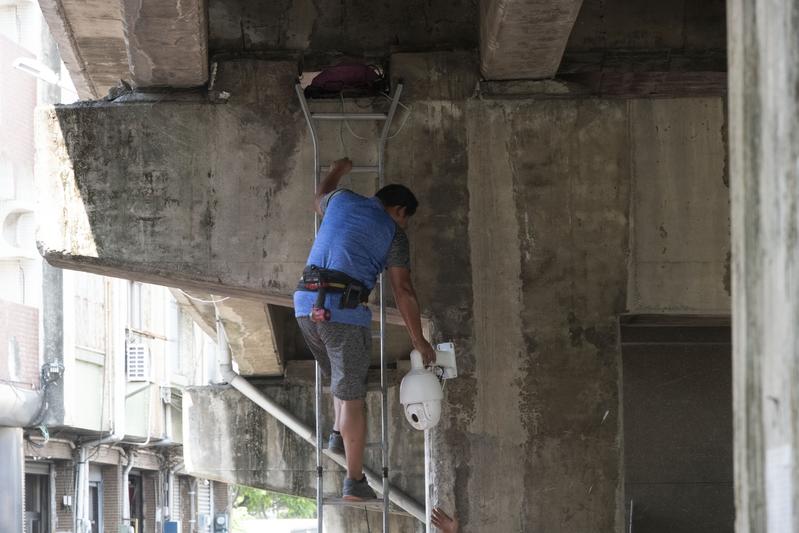 黃春香住家外裝設的監視器，在7月21日凌晨她簽下自行拆遷同意書後，當日下午2點隨即有工程人員前來卸下。（攝影／楊子磊）