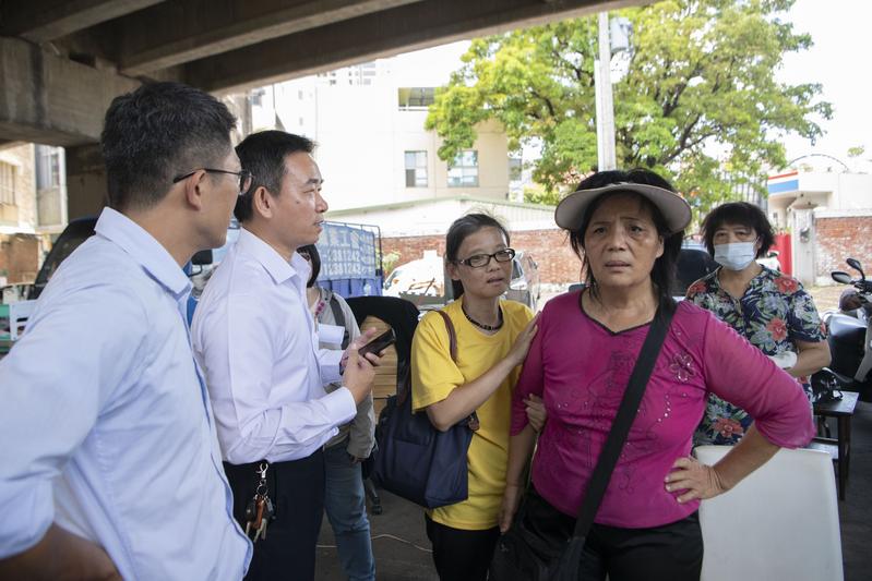 7月20日下午，台南市北區區長李皇興（左2）與鐵道局承辦人員林偉玲（左3）再次前來遊說黃春香（右前）簽署自行拆除同意書。（攝影／楊子磊）