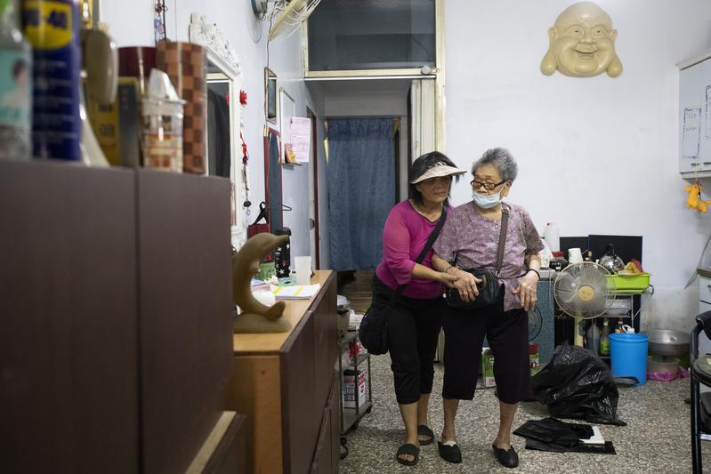 黃春香高齡99歲的母親不斷叮嚀兒女守護好這個家。（攝影／楊子磊）