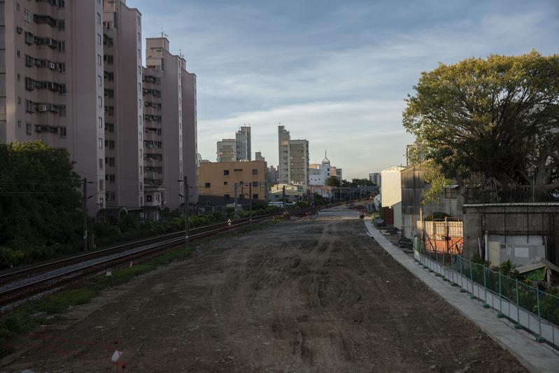 自拒遷戶黃春香家四樓的陽台，可見到鐵路東移的施工區域。工程結束後，這裡未來會是綠地和道路。但其周邊土地的開發與都市計畫，才是關鍵。（攝影／楊子磊）