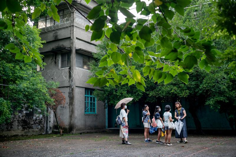 在從日常出發的政治中，曾經遭受創傷的人們，曾經流亡在自己故鄉的人們，終於爭取到了無所依憑與許諾的自由的人們，或許，將能夠把受到創傷的體制，重新打造成共同生活的基礎。圖為白色恐怖景美紀念園區內聆聽導覽的學童與家長。（攝影／陳曉威）