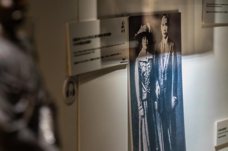 台北國父紀念館內展示1916年孫中山與宋慶齡在日本東京合影。（攝影／陳曉威）