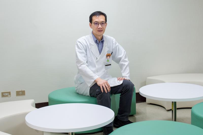 47歲的台北榮總神經外科醫師林俊甫，是全台僅個位數醫師能執刀的「動靜脈畸形」手術中，做過個案最多的人。（攝影／林彥廷）