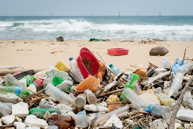 全球每年製造約3億噸的塑膠垃圾，而其中約有高達800萬噸的塑膠垃圾流入海洋，海洋成為微塑膠透過食物鏈進入人體的最重要管道。圖為台灣北海岸沙灘上散布的海洋廢棄物。（攝影／陳曉威） 