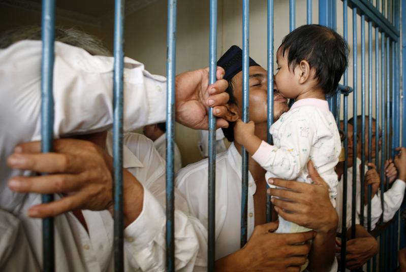 《7號房的禮物》：跨越高牆的親情，提點監獄的另一個可能？（攝影/REUTERS/Beawiharta/達志影像）