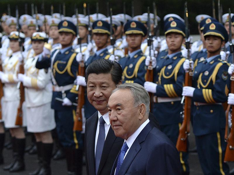 掌握哈薩克斯坦國家領導權長達29年的努爾蘇丹．納扎爾巴耶夫（Nursultan Nazarbayev，前），與中國國家主席習近平於2014年出席於上海召開的亞洲相互協作與信任措施會議峰會。（攝影／AP Photo／Mark Ralston／達志影像）
