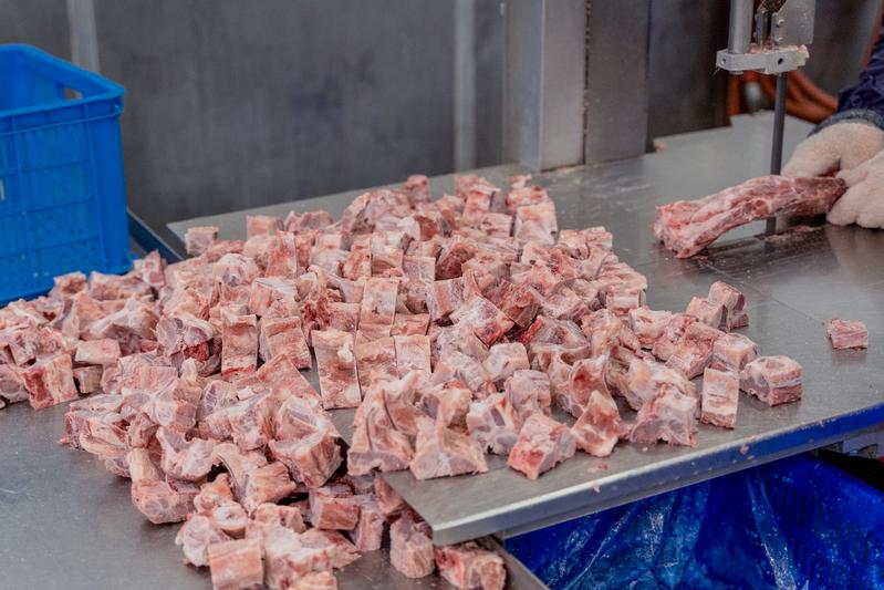 肉品分切處理小細節的改變，對業者來說都是動輒數百萬的投資，到底最後要走哪套規範，至今還不清楚。（攝影／許𦱀倩）