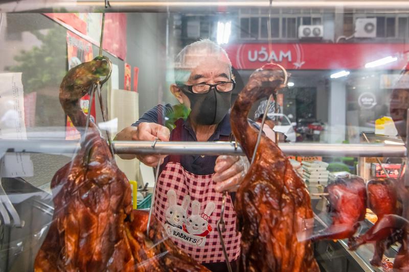 Chim Dak-pun believes that rather than “assimilation,” “adaptation” is the crux when it comes to immigration. But after living in Taiwan for 40 years, he has also slowly integrated into Taiwanese society. Photo by Yang Tzu-lei (楊子磊)