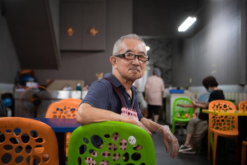 Chim Dak-pun understood early as an apprentice that learning a trade meant he could make a living anywhere.  His craft took him around the world until he settled in Taiwan, and remains one of the few constants in his life. Photo by Yang Tzu-lei(楊子磊)