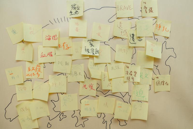 「淪陷」、「生存」、「絕望」⋯⋯，台港會牆上的香港地圖，貼滿台港人對家鄉的心聲。（攝影／蘇威銘）