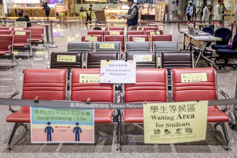 教育部表示,從6月開放境外生來台,截至目前為止,已超過2萬名學生入境,最高峰時單日有800名。原本由各大學排班以及教育部官員輪值的方式在機場櫃檯駐點,11月起將改聘請專人負責。圖為桃園國際機場因應疫情設置的境外學生入境等候區。(攝影/吳逸驊)