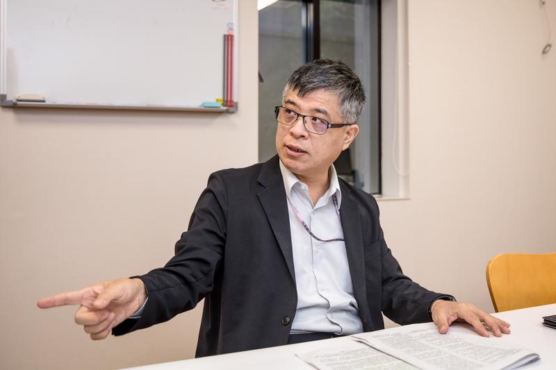 教育部次長劉孟奇接受《報導者》專訪指出,受少子化衝擊,私校退場勢不可免,另立特別法才能解決現行法令不足的困境。(攝影/吳逸驊)