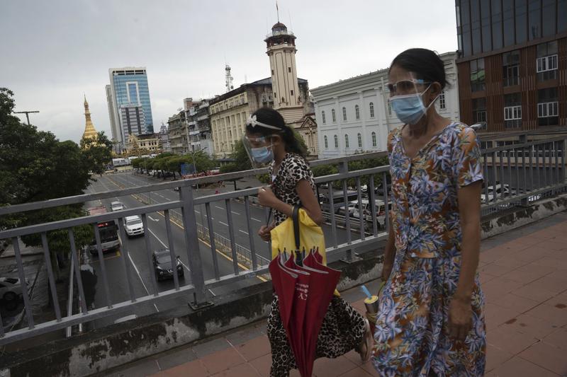 仰光街頭戴著口罩的行人。自8月中旬以來，緬甸增加COVID-19確診病例的速度飆升，政府祭出多項防疫措施，甚而影響部分地區選情。（攝影／AP Photo／Pyae Sone Win／達志影像）
