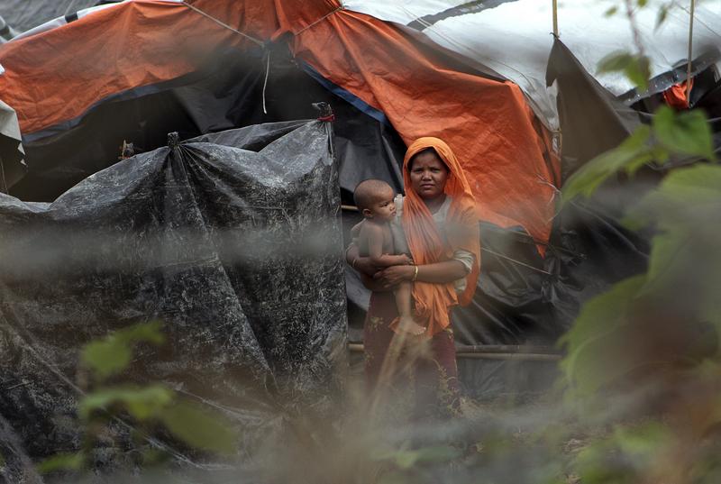  在若開邦北方的貌奪 （Maungdaw），一位抱著孩子的羅興亞人母親。（攝影／AP Photo／Min Kyi Thein／達志影像）
