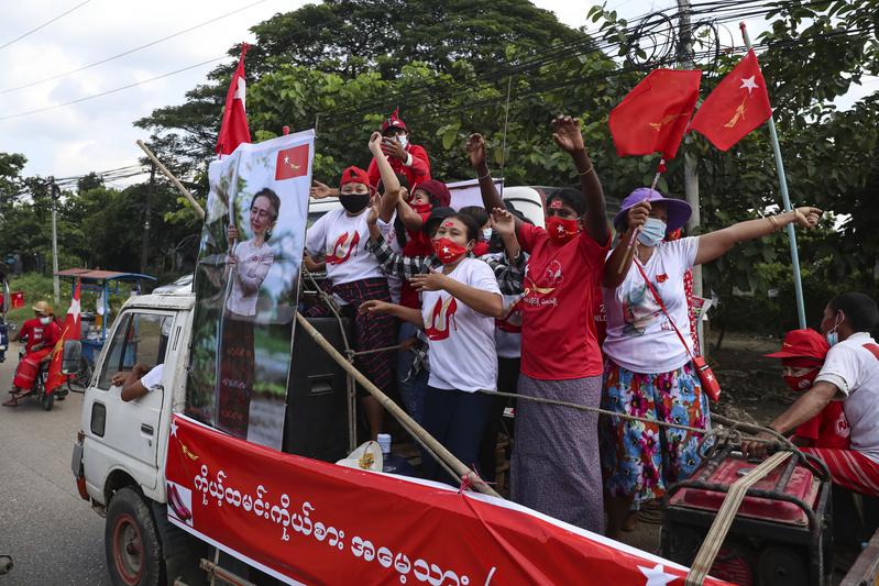 仰光街頭的翁山蘇姬支持者車隊。（攝影／AP Photo／Thein Zaw／達志影像）
