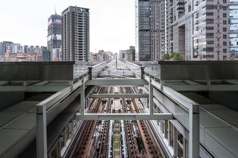 地方政府為了提高自償率，積極帶動捷運周邊開發，使TOD的土地規劃容易讓捷運周圍充斥住商高樓以賺取開發利潤，償還公共建設的債務，以「未來的錢」來還「現在的債」。（攝影／陳曉威）